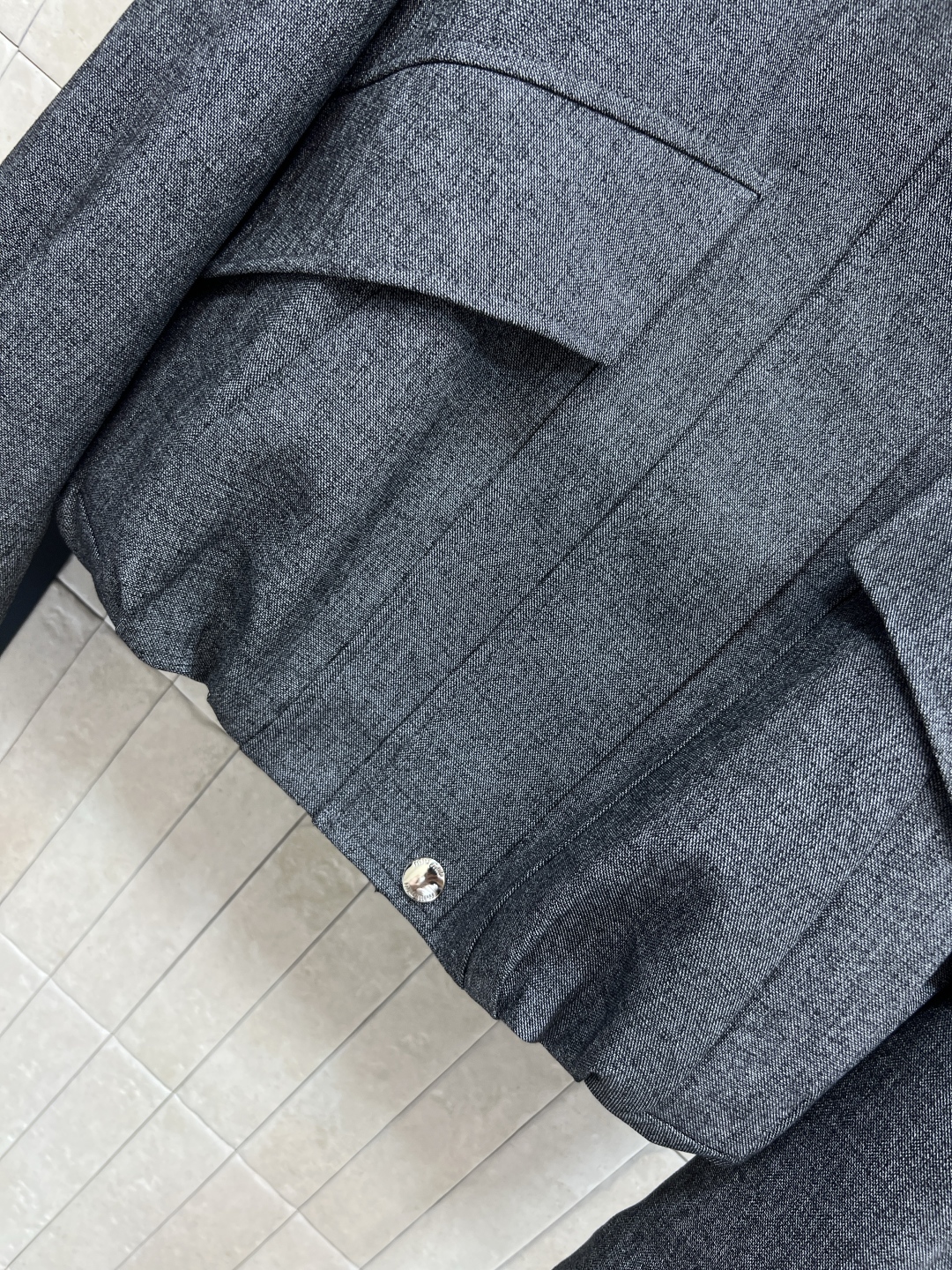 MIu家 25秋冬新款 立领短款夹克 下摆褶皱设计感满满，时尚度UP！左胸有品牌刺绣 细节精致 辦识度高