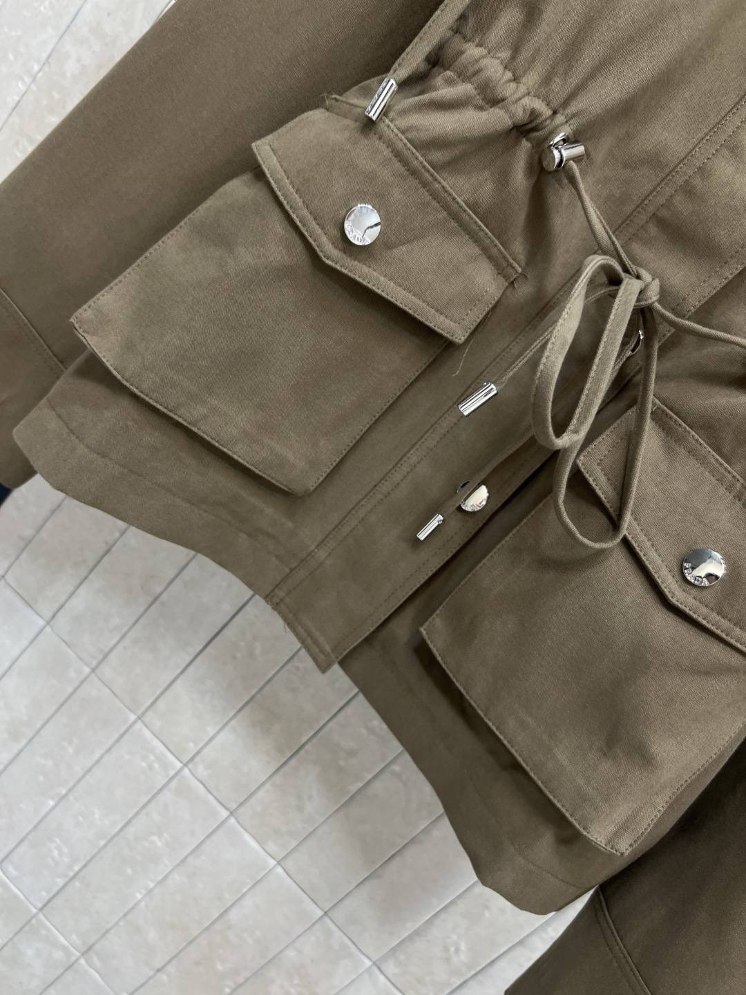 PD家 25秋冬新款 连帽立领收腰短款风衣外套 柔软细腻面料 舒适又实用 简约设计+抽绳腰部 轻松调节版