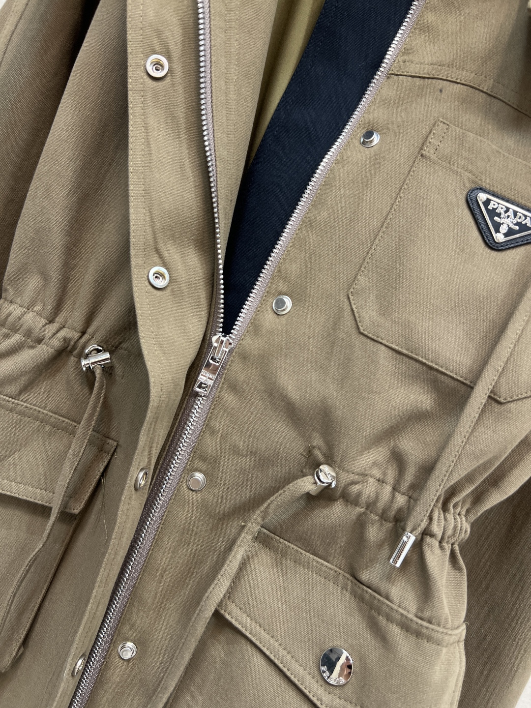 PD家 25秋冬新款 连帽立领收腰短款风衣外套 柔软细腻面料 舒适又实用 简约设计+抽绳腰部 轻松调节版