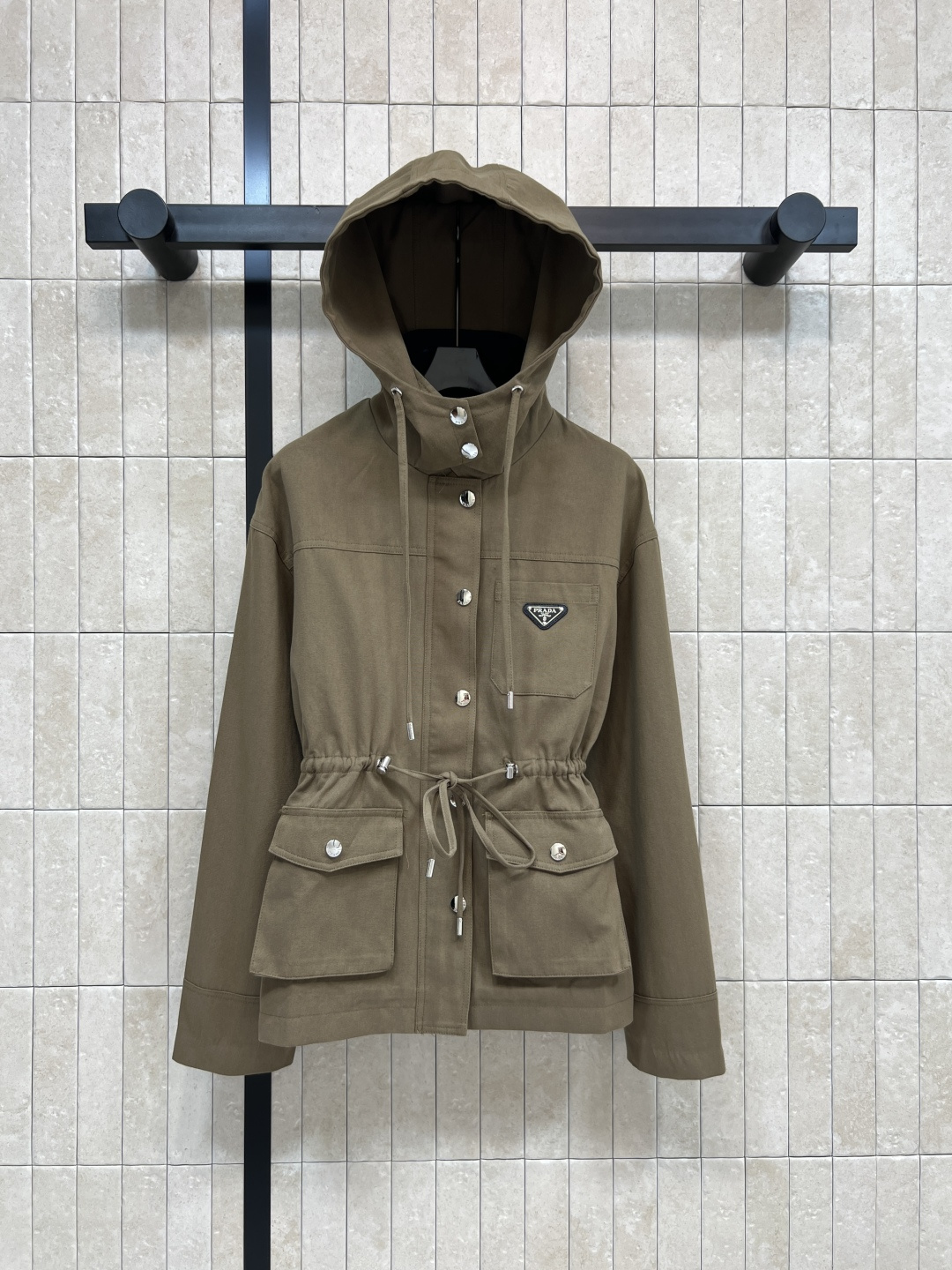 NO:576266,PD Home 25 new autumn and winter style hooded stand-up collar and waisted short windbreaker jacket. Soft and delicate fabric. Comfortable and practical. Simple design + drawstring waist. Easy to adjust the fit. Metal buttons on epaulettes and pockets. Perfect details. Available in khaki and dark blue. Versatile and not picky. Casual and handsome. Three-dimensional tailoring. Perfect H-shaped upper body with full aura. Two colors. Three sizes: Size/S-M-L,, dior, jackets & coats, hats, alexander.  wang19860909PD家 25秋冬新款 连帽立领收腰短款风衣外套 柔软细腻面料 舒适又实用 简约设计+抽绳腰部 轻松调节版型 肩章和口袋金属纽扣点缀 细节满分 卡其色和深蓝色可选 百搭不挑人 休闲帅气 立体剪裁完美H版型上身气场全开 两色 三码Size/S-M-L,,dior,jackets & coats,hats,alexander wang,Women's clothing