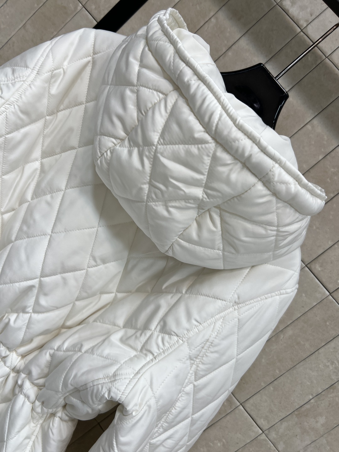 M家 25秋冬新款 连帽菱形压线收腰棉服 这款棉服采用菱形压线设计 立体感满满 保暖又时髦！轻质棉料填充