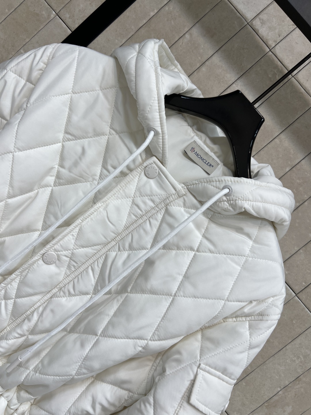 M家 25秋冬新款 连帽菱形压线收腰棉服 这款棉服采用菱形压线设计 立体感满满 保暖又时髦！轻质棉料填充