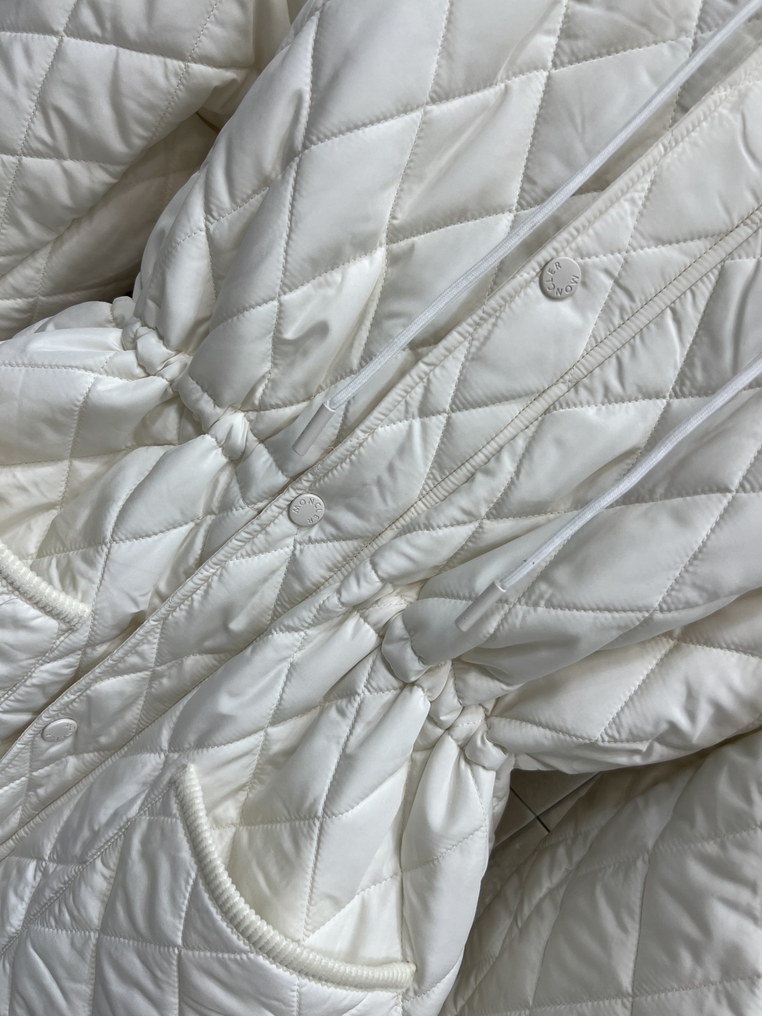 M家 25秋冬新款 连帽菱形压线收腰棉服 这款棉服采用菱形压线设计 立体感满满 保暖又时髦！轻质棉料填充