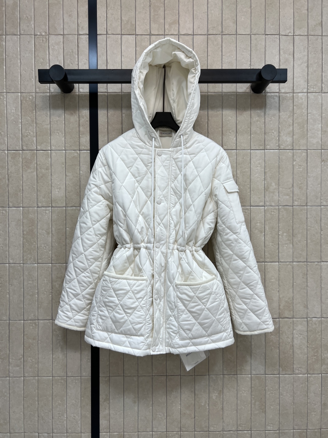 M家 25秋冬新款 连帽菱形压线收腰棉服 这款棉服采用菱形压线设计 立体感满满 保暖又时髦！轻质棉料填充