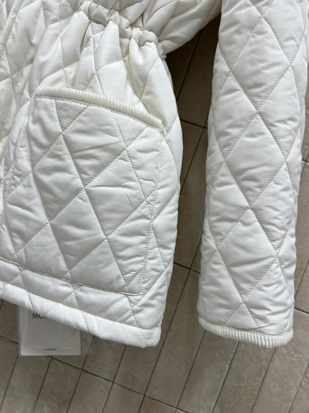 M家 25秋冬新款 连帽菱形压线收腰棉服 这款棉服采用菱形压线设计 立体感满满 保暖又时髦！轻质棉料填充