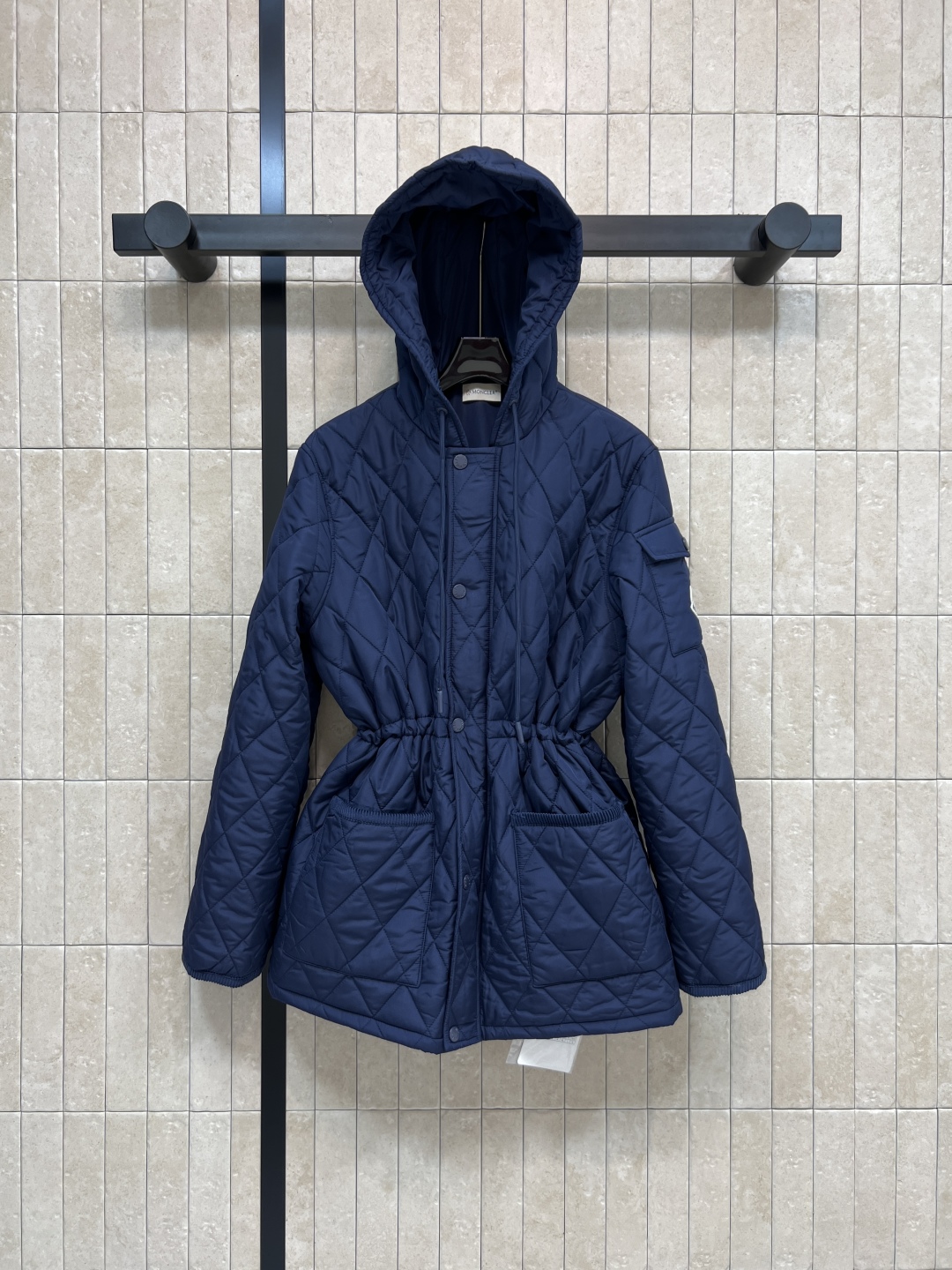 M家 25秋冬新款 连帽菱形压线收腰棉服 这款棉服采用菱形压线设计 立体感满满 保暖又时髦！轻质棉料填充