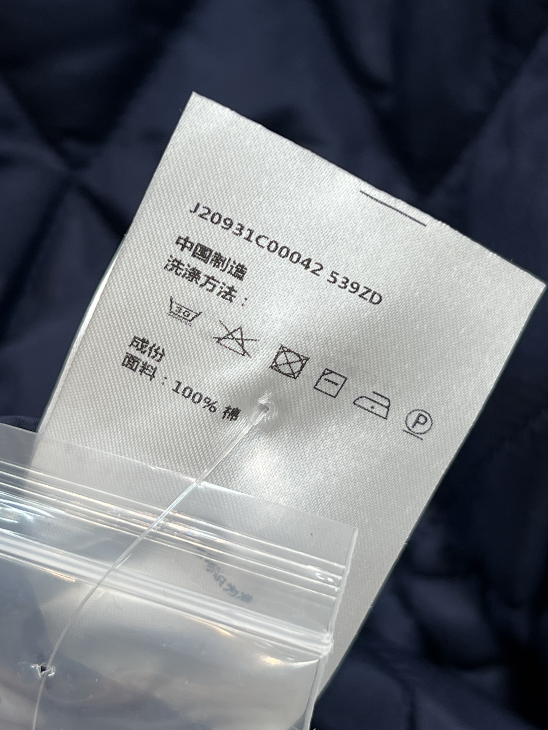 M家 25秋冬新款 连帽菱形压线收腰棉服 这款棉服采用菱形压线设计 立体感满满 保暖又时髦！轻质棉料填充