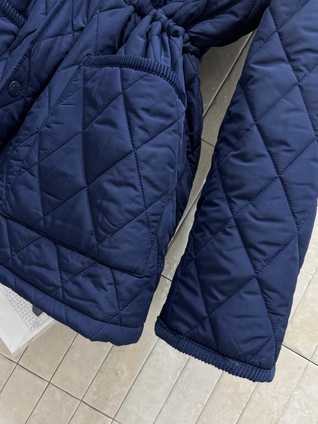 M家 25秋冬新款 连帽菱形压线收腰棉服 这款棉服采用菱形压线设计 立体感满满 保暖又时髦！轻质棉料填充