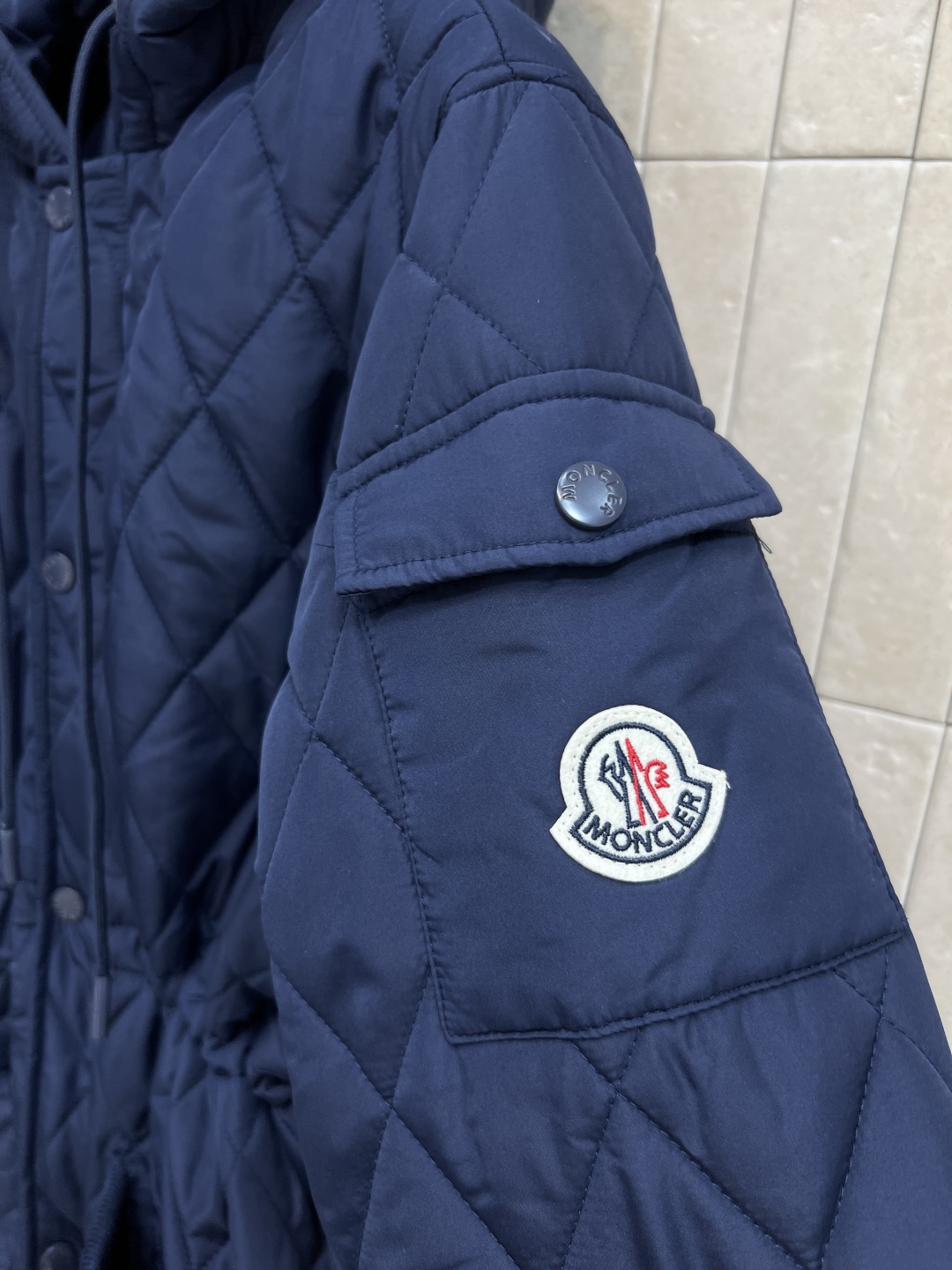 M家 25秋冬新款 连帽菱形压线收腰棉服 这款棉服采用菱形压线设计 立体感满满 保暖又时髦！轻质棉料填充