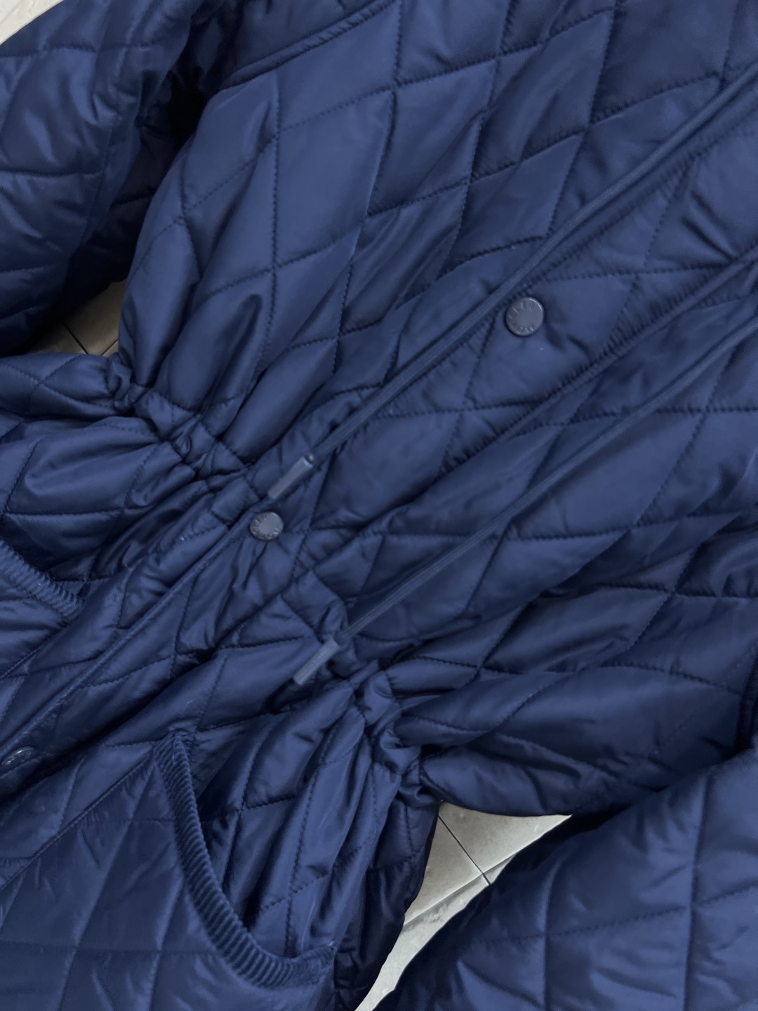 M家 25秋冬新款 连帽菱形压线收腰棉服 这款棉服采用菱形压线设计 立体感满满 保暖又时髦！轻质棉料填充