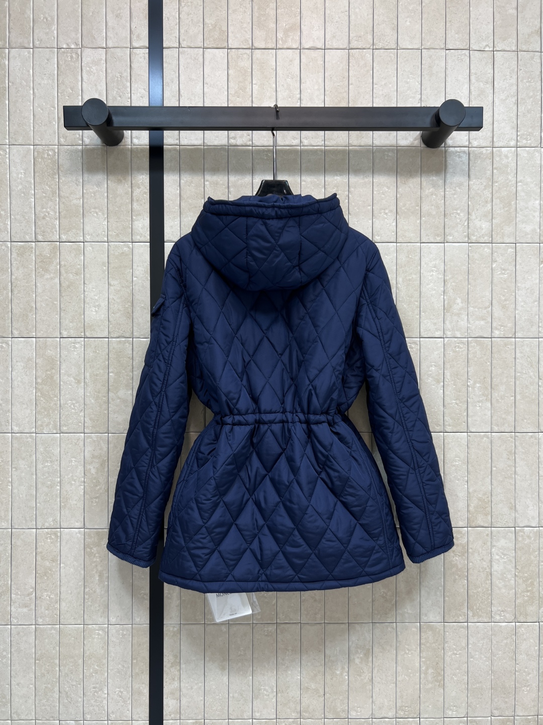 M家 25秋冬新款 连帽菱形压线收腰棉服 这款棉服采用菱形压线设计 立体感满满 保暖又时髦！轻质棉料填充