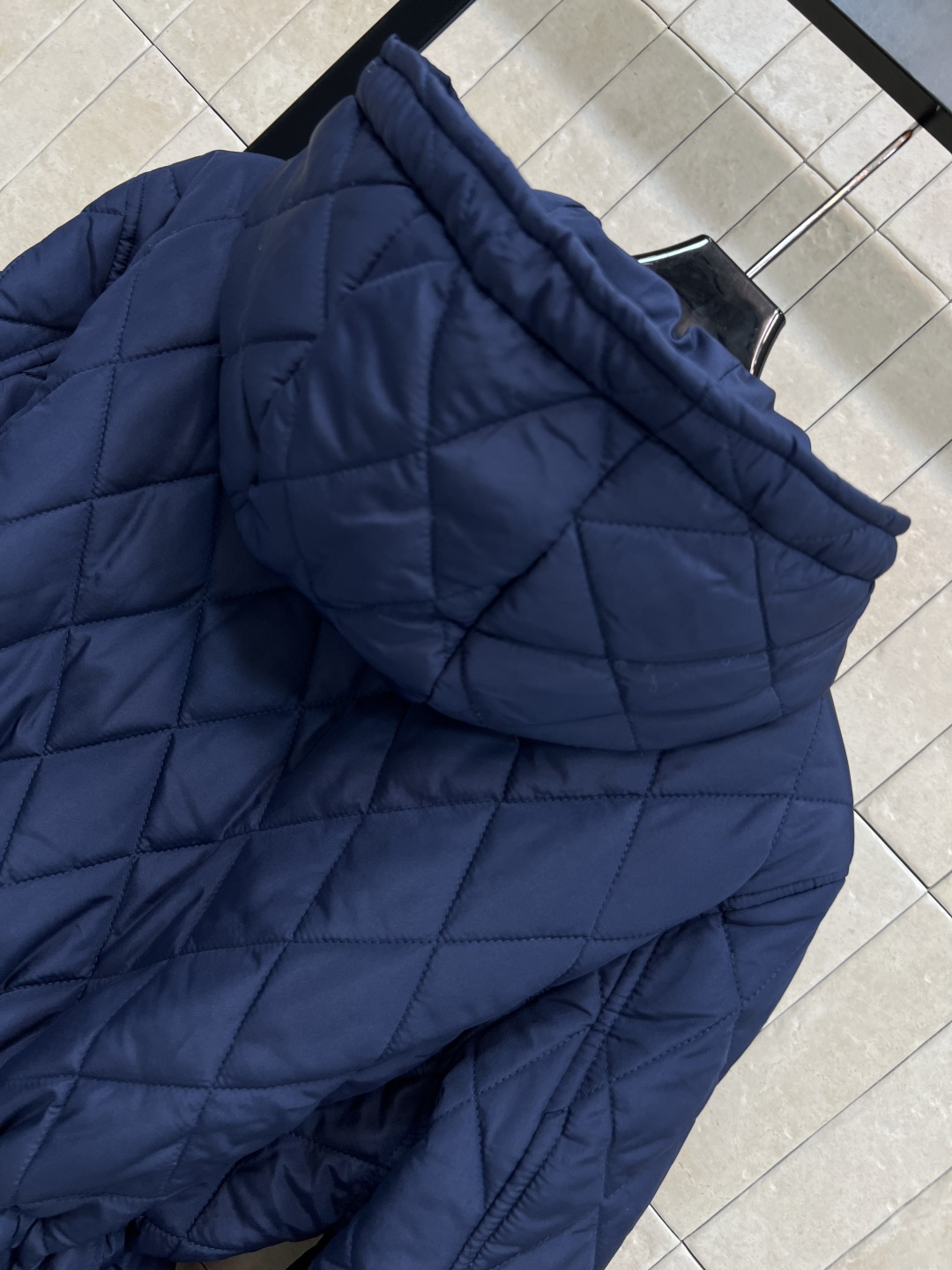 M家 25秋冬新款 连帽菱形压线收腰棉服 这款棉服采用菱形压线设计 立体感满满 保暖又时髦！轻质棉料填充