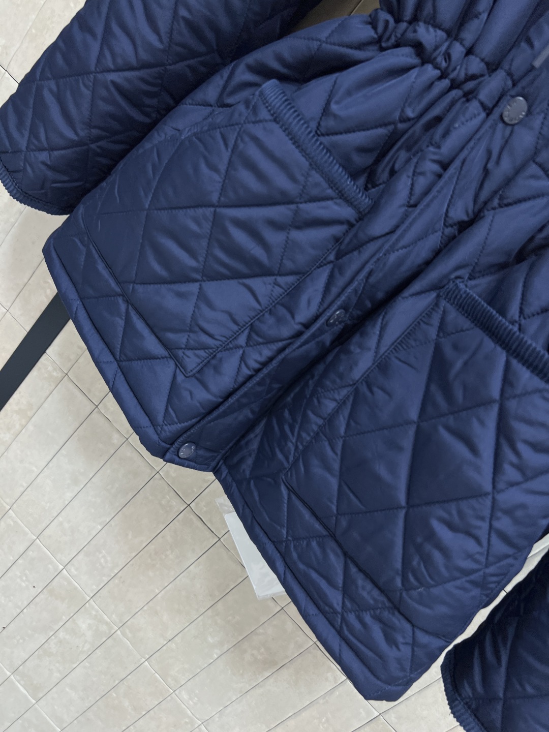 M家 25秋冬新款 连帽菱形压线收腰棉服 这款棉服采用菱形压线设计 立体感满满 保暖又时髦！轻质棉料填充