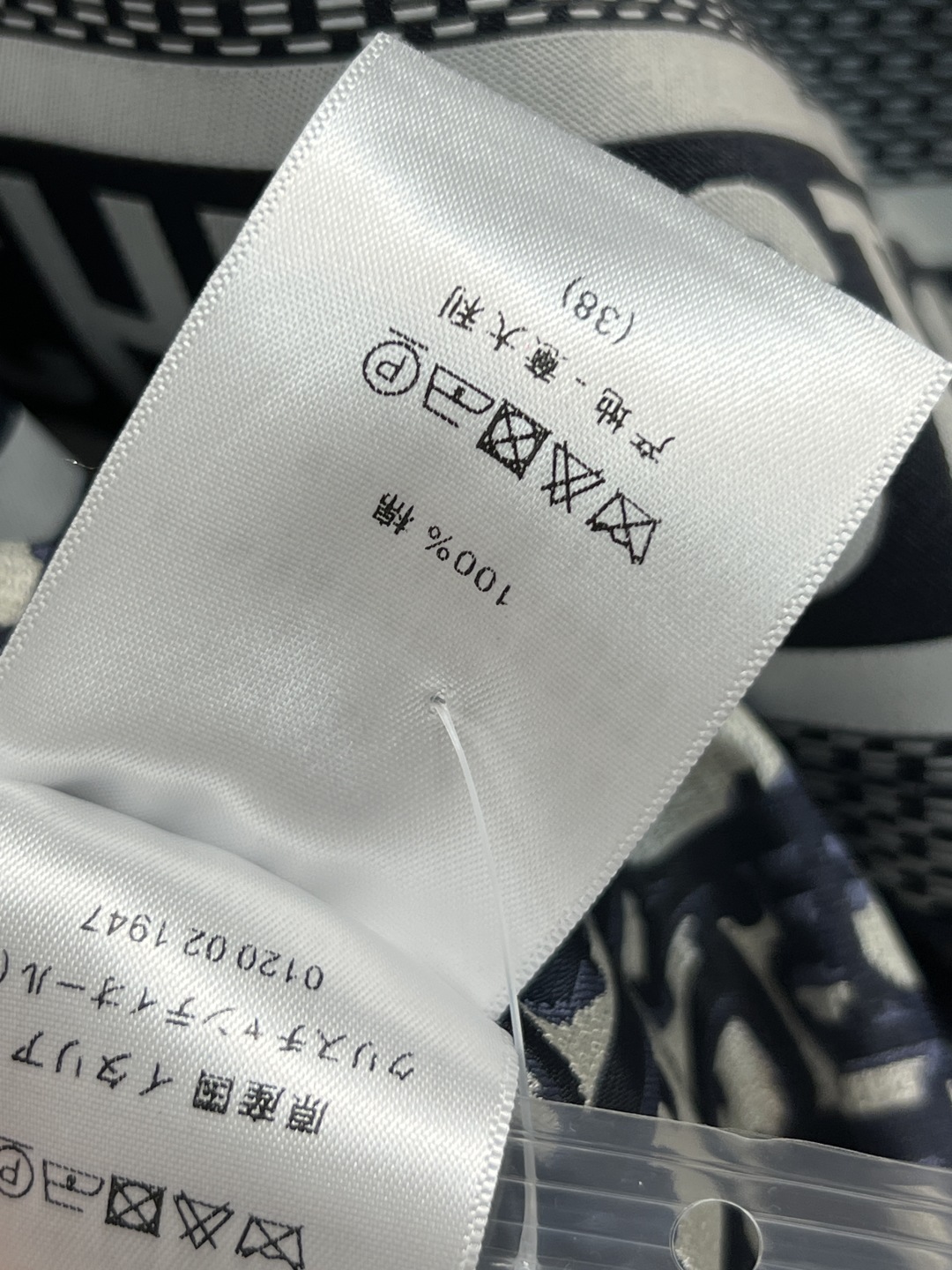 D家 25秋冬新款 老花连帽收腰夹克 经典D字母提花面料品牌感满满！宽松抽绳收腰版型 正面双口袋+背面L