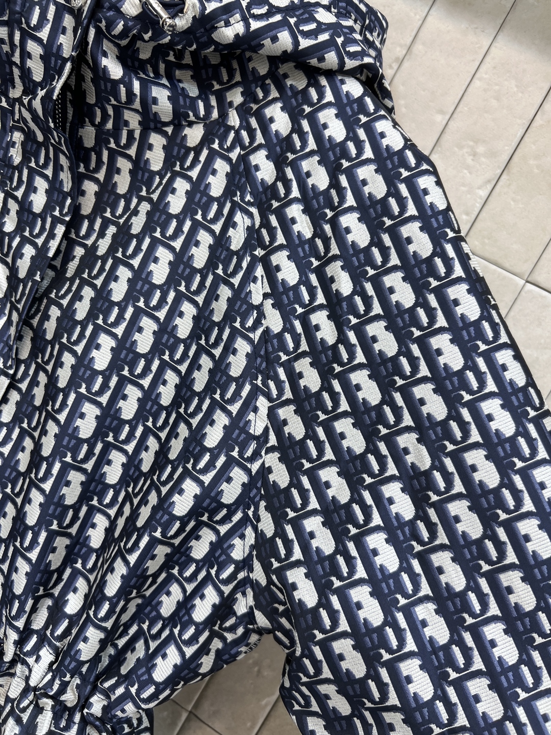 D家 25秋冬新款 老花连帽收腰夹克 经典D字母提花面料品牌感满满！宽松抽绳收腰版型 正面双口袋+背面L