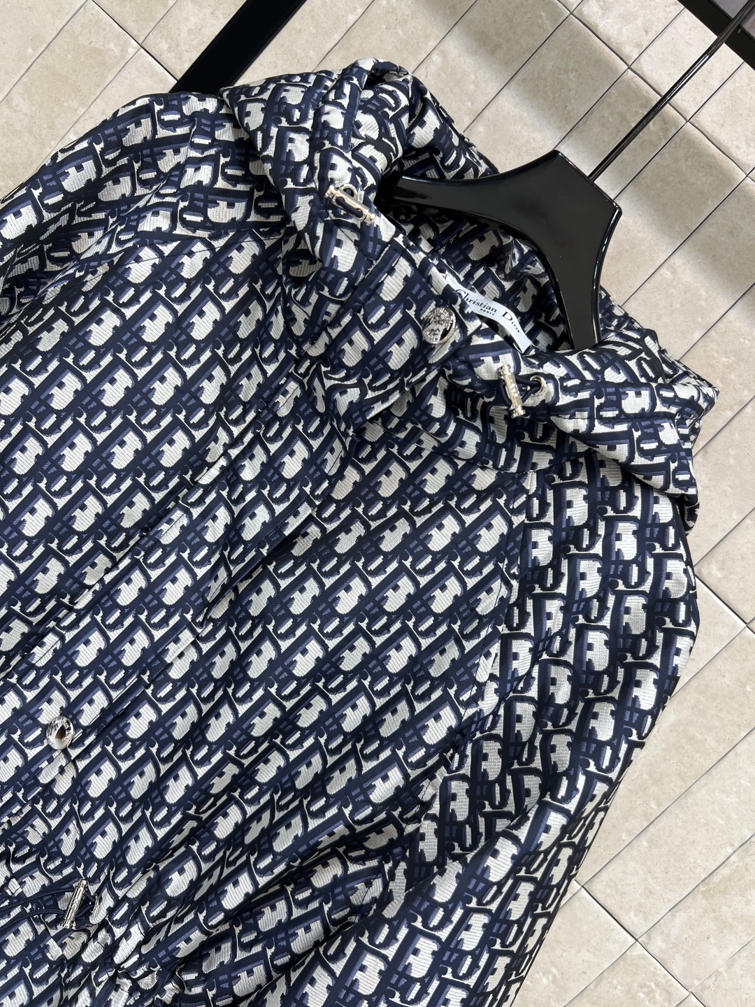 D家 25秋冬新款 老花连帽收腰夹克 经典D字母提花面料品牌感满满！宽松抽绳收腰版型 正面双口袋+背面L