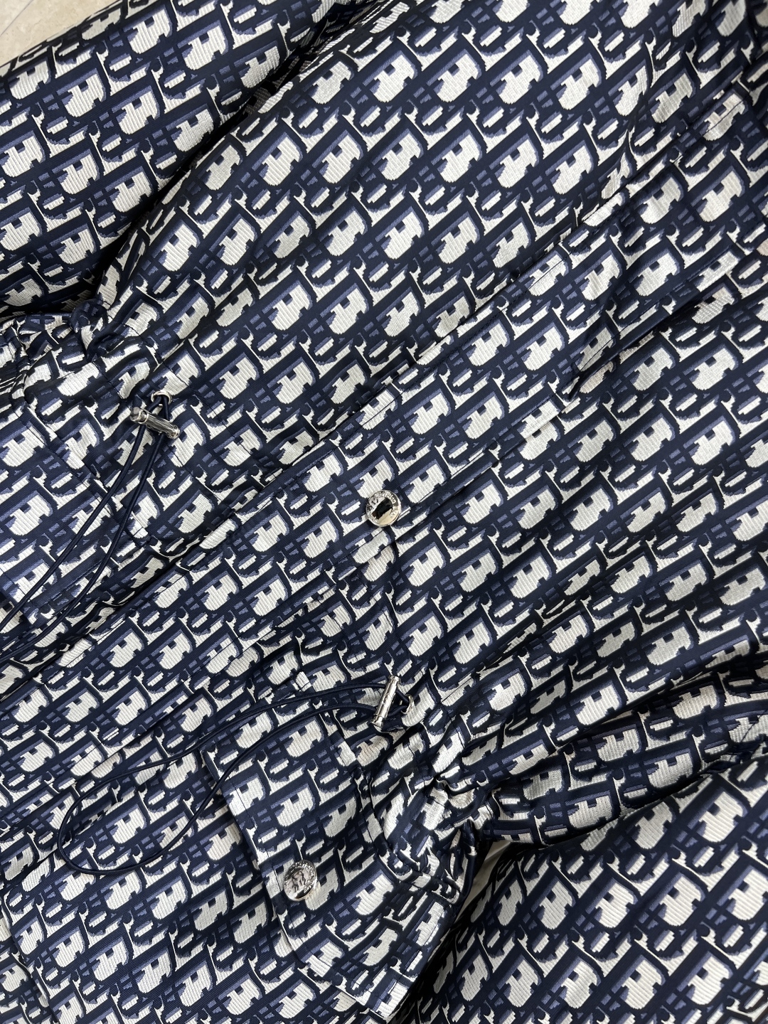 D家 25秋冬新款 老花连帽收腰夹克 经典D字母提花面料品牌感满满！宽松抽绳收腰版型 正面双口袋+背面L