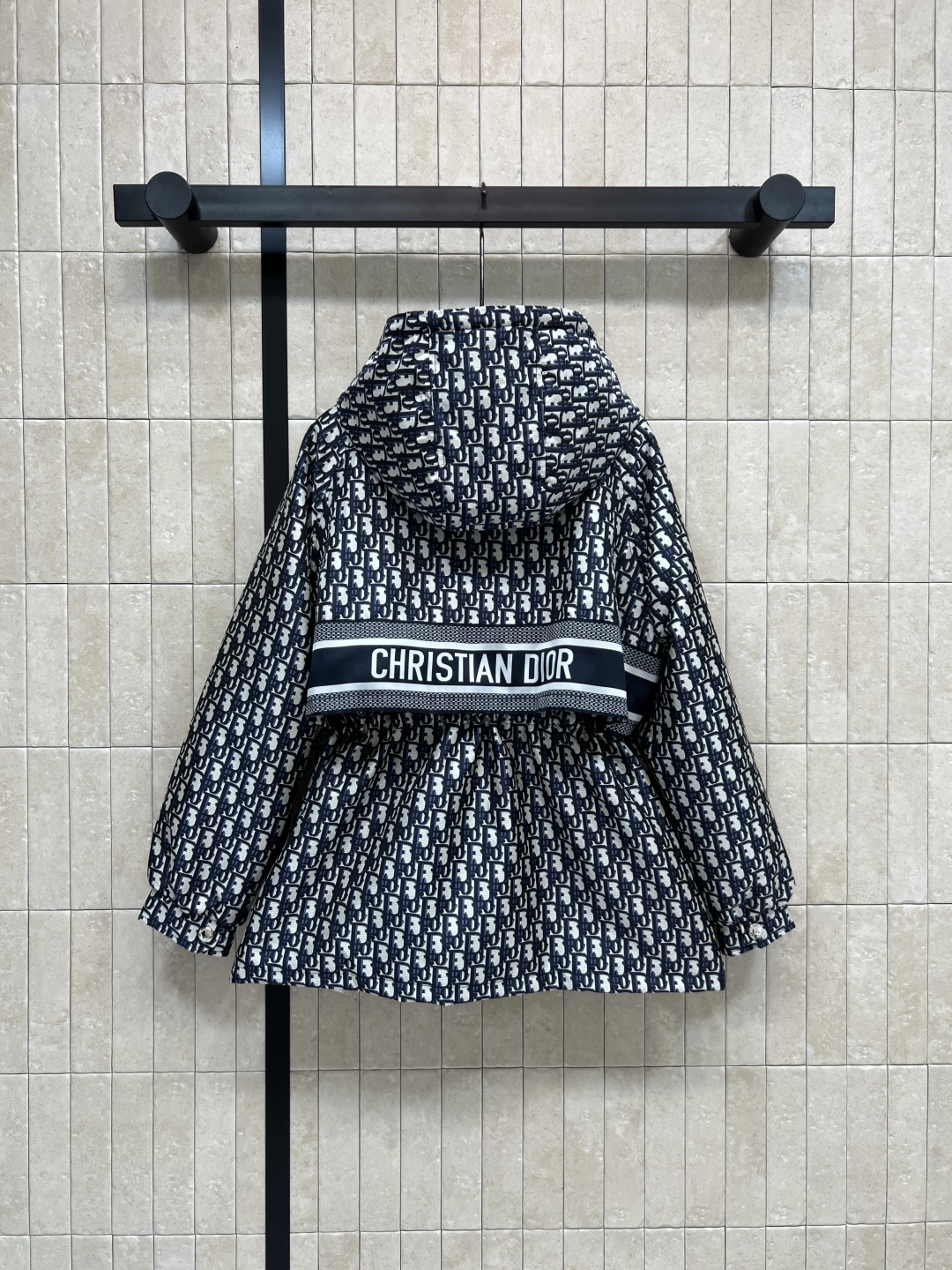 D家 25秋冬新款 老花连帽收腰夹克 经典D字母提花面料品牌感满满！宽松抽绳收腰版型 正面双口袋+背面L