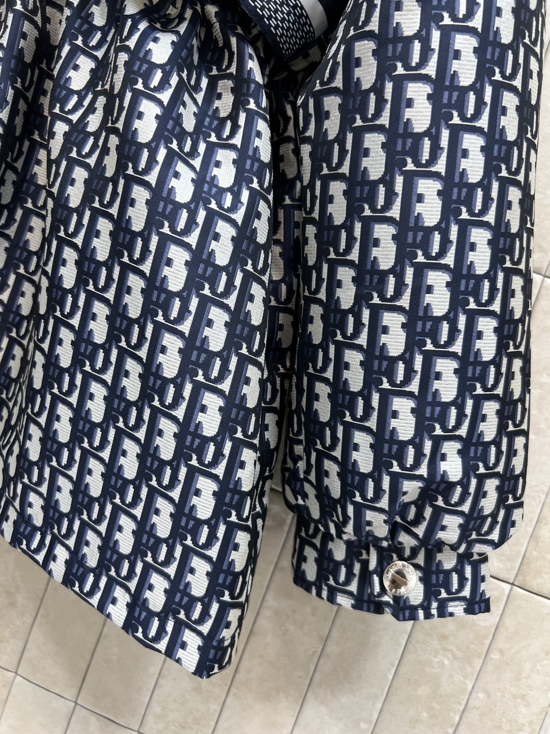 D家 25秋冬新款 老花连帽收腰夹克 经典D字母提花面料品牌感满满！宽松抽绳收腰版型 正面双口袋+背面L