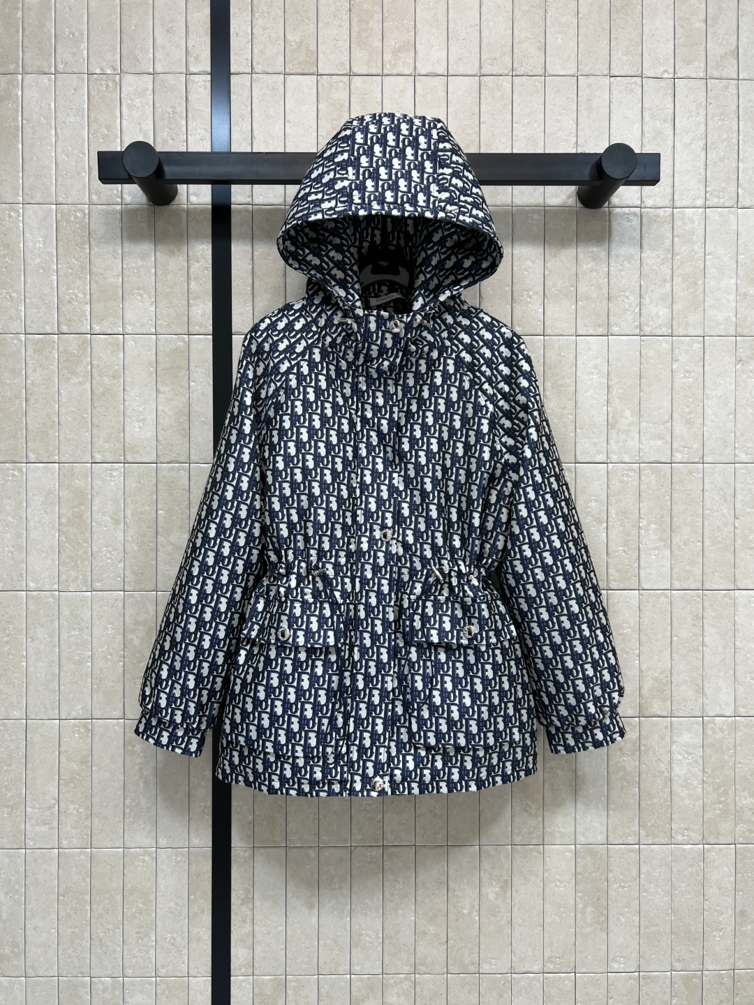 D家 25秋冬新款 老花连帽收腰夹克 经典D字母提花面料品牌感满满！宽松抽绳收腰版型 正面双口袋+背面L