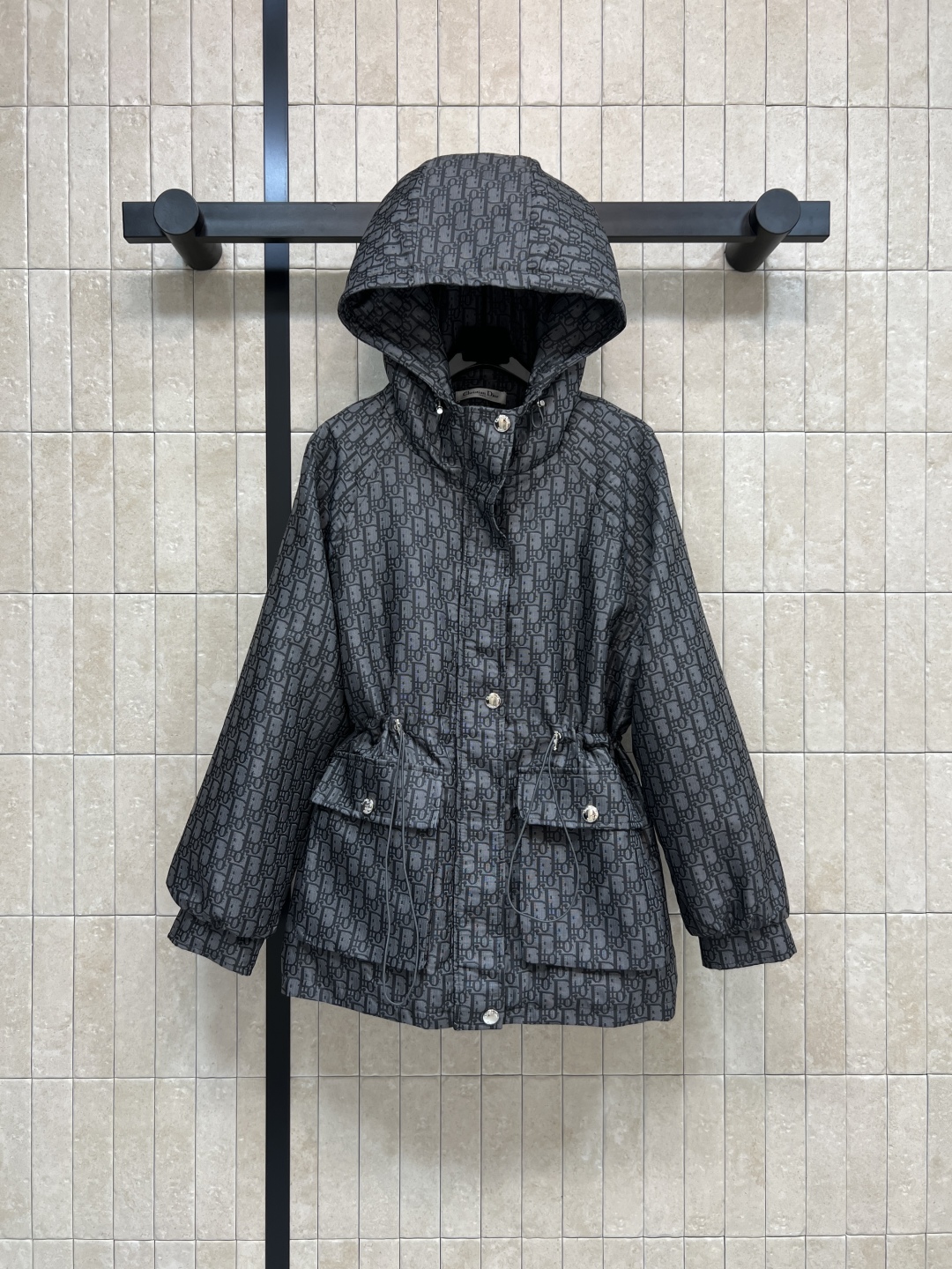 D家 25秋冬新款 老花连帽收腰夹克 经典D字母提花面料品牌感满满！宽松抽绳收腰版型 正面双口袋+背面L