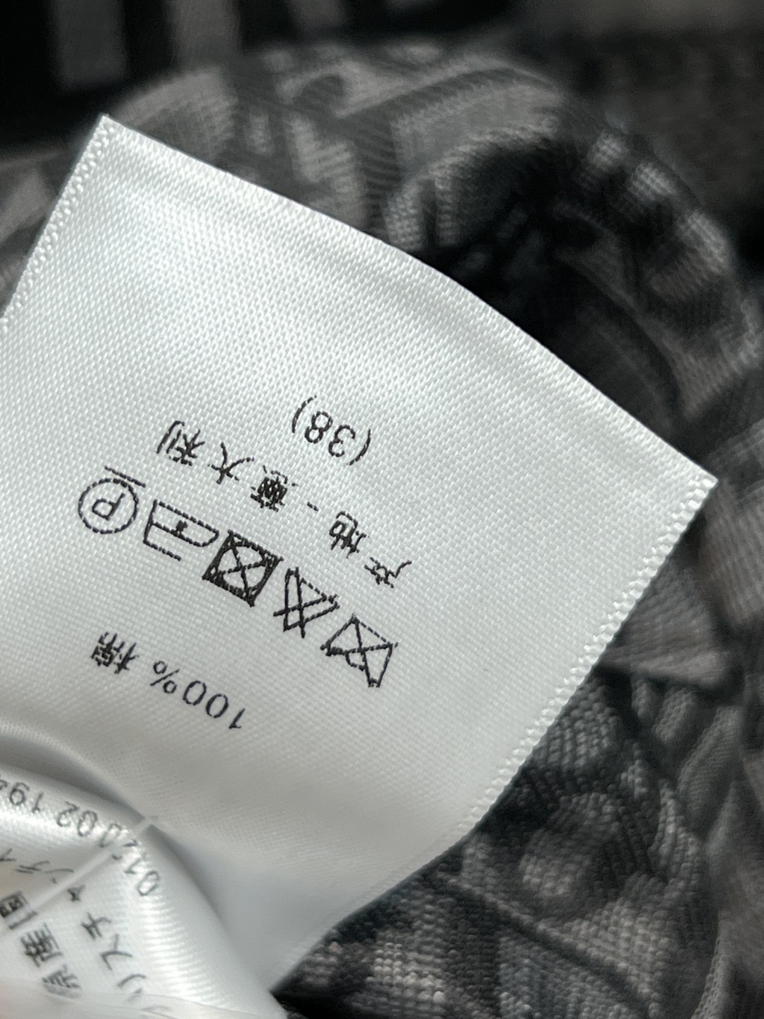 D家 25秋冬新款 老花连帽收腰夹克 经典D字母提花面料品牌感满满！宽松抽绳收腰版型 正面双口袋+背面L