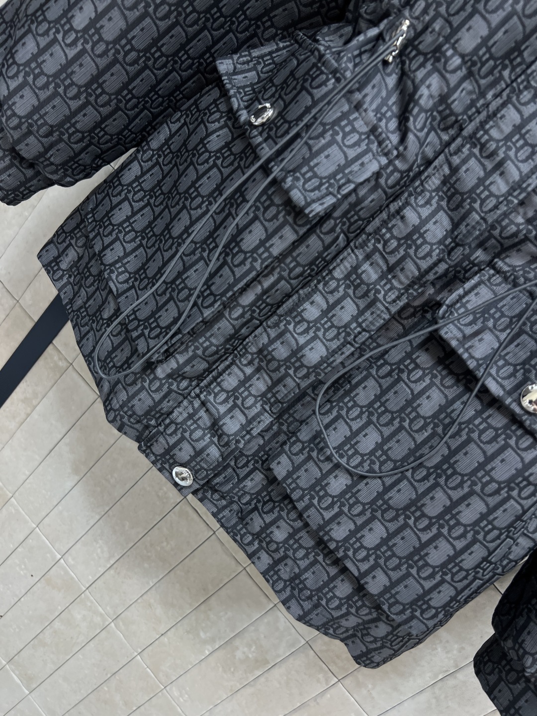 D家 25秋冬新款 老花连帽收腰夹克 经典D字母提花面料品牌感满满！宽松抽绳收腰版型 正面双口袋+背面L