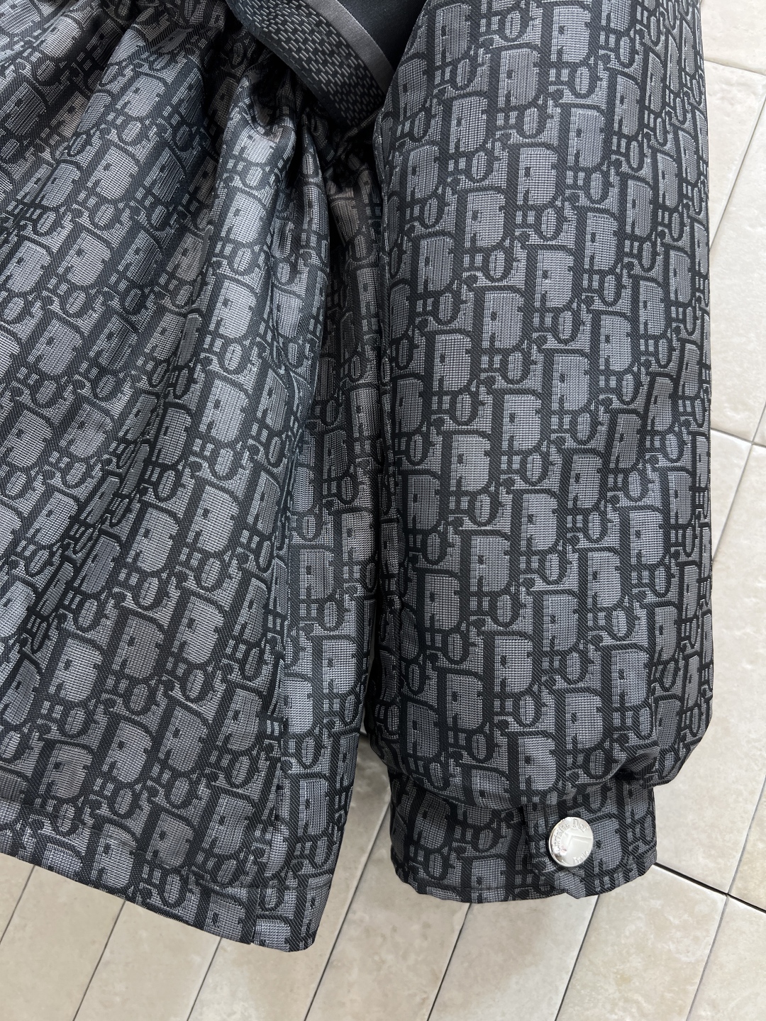 D家 25秋冬新款 老花连帽收腰夹克 经典D字母提花面料品牌感满满！宽松抽绳收腰版型 正面双口袋+背面L