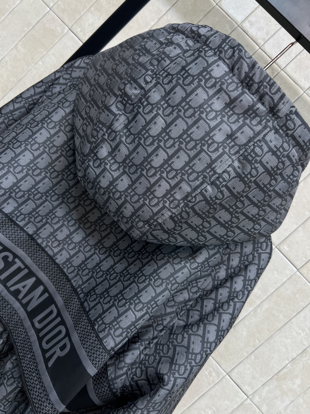 D家 25秋冬新款 老花连帽收腰夹克 经典D字母提花面料品牌感满满！宽松抽绳收腰版型 正面双口袋+背面L