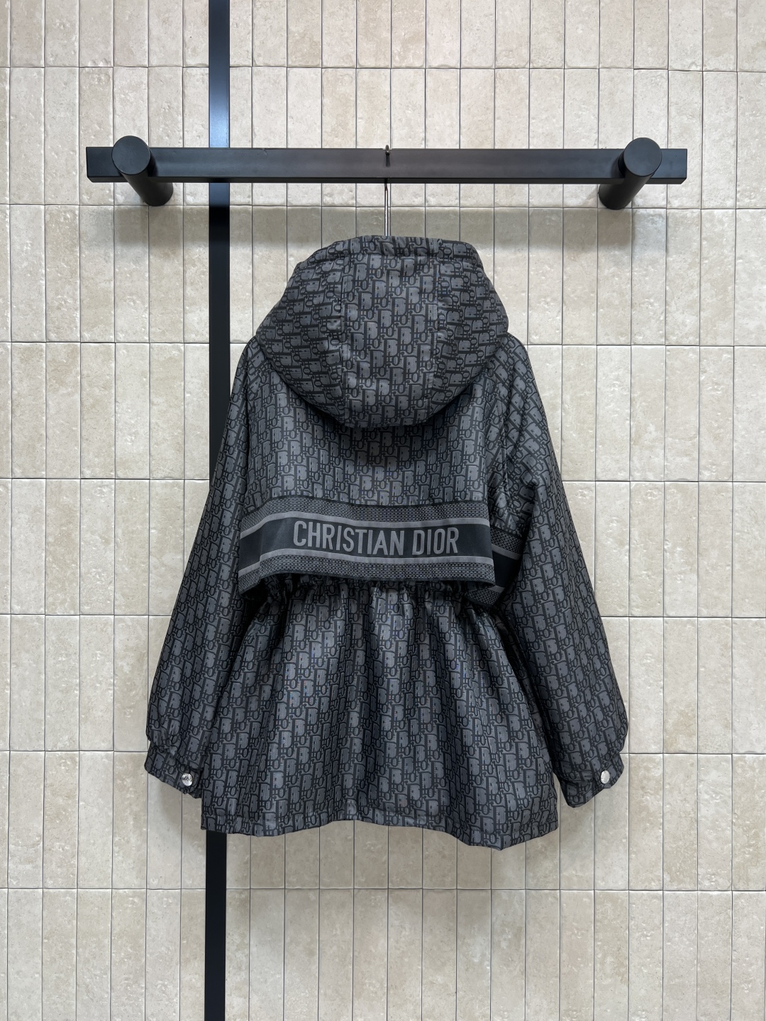 D家 25秋冬新款 老花连帽收腰夹克 经典D字母提花面料品牌感满满！宽松抽绳收腰版型 正面双口袋+背面L