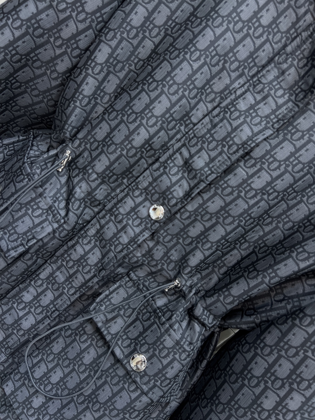 D家 25秋冬新款 老花连帽收腰夹克 经典D字母提花面料品牌感满满！宽松抽绳收腰版型 正面双口袋+背面L