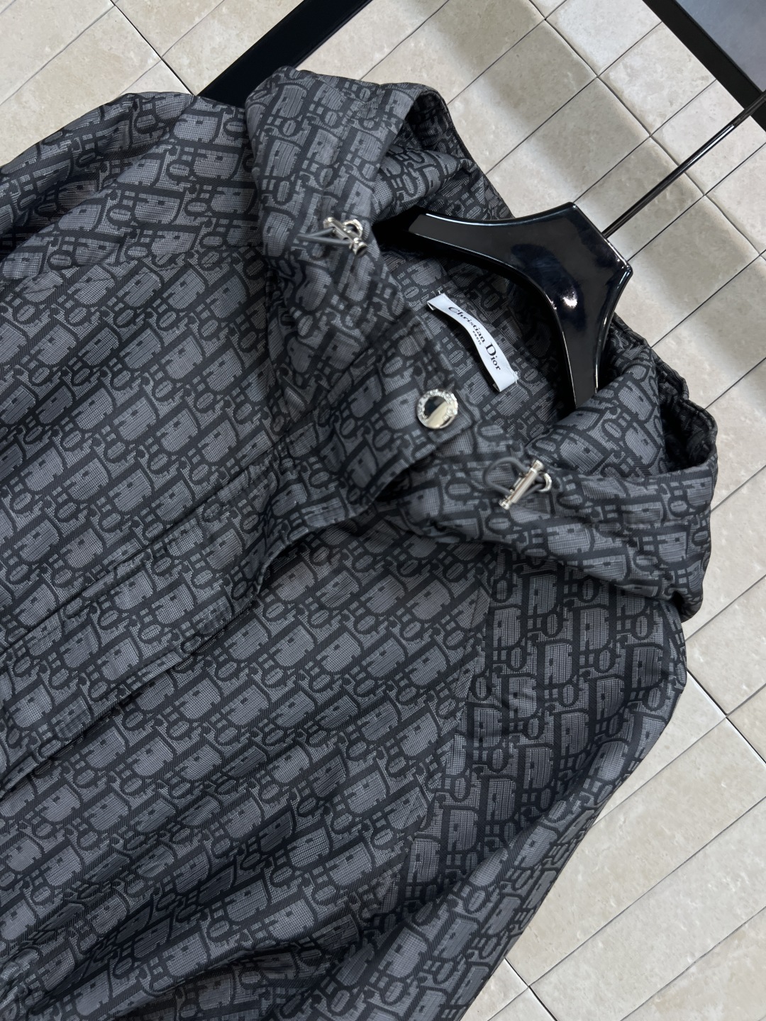 D家 25秋冬新款 老花连帽收腰夹克 经典D字母提花面料品牌感满满！宽松抽绳收腰版型 正面双口袋+背面L