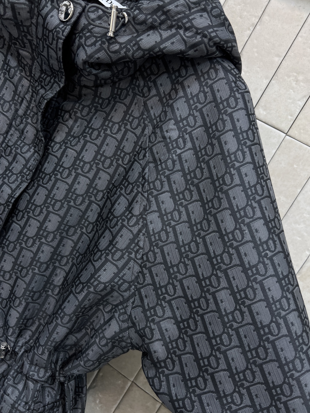 D家 25秋冬新款 老花连帽收腰夹克 经典D字母提花面料品牌感满满！宽松抽绳收腰版型 正面双口袋+背面L