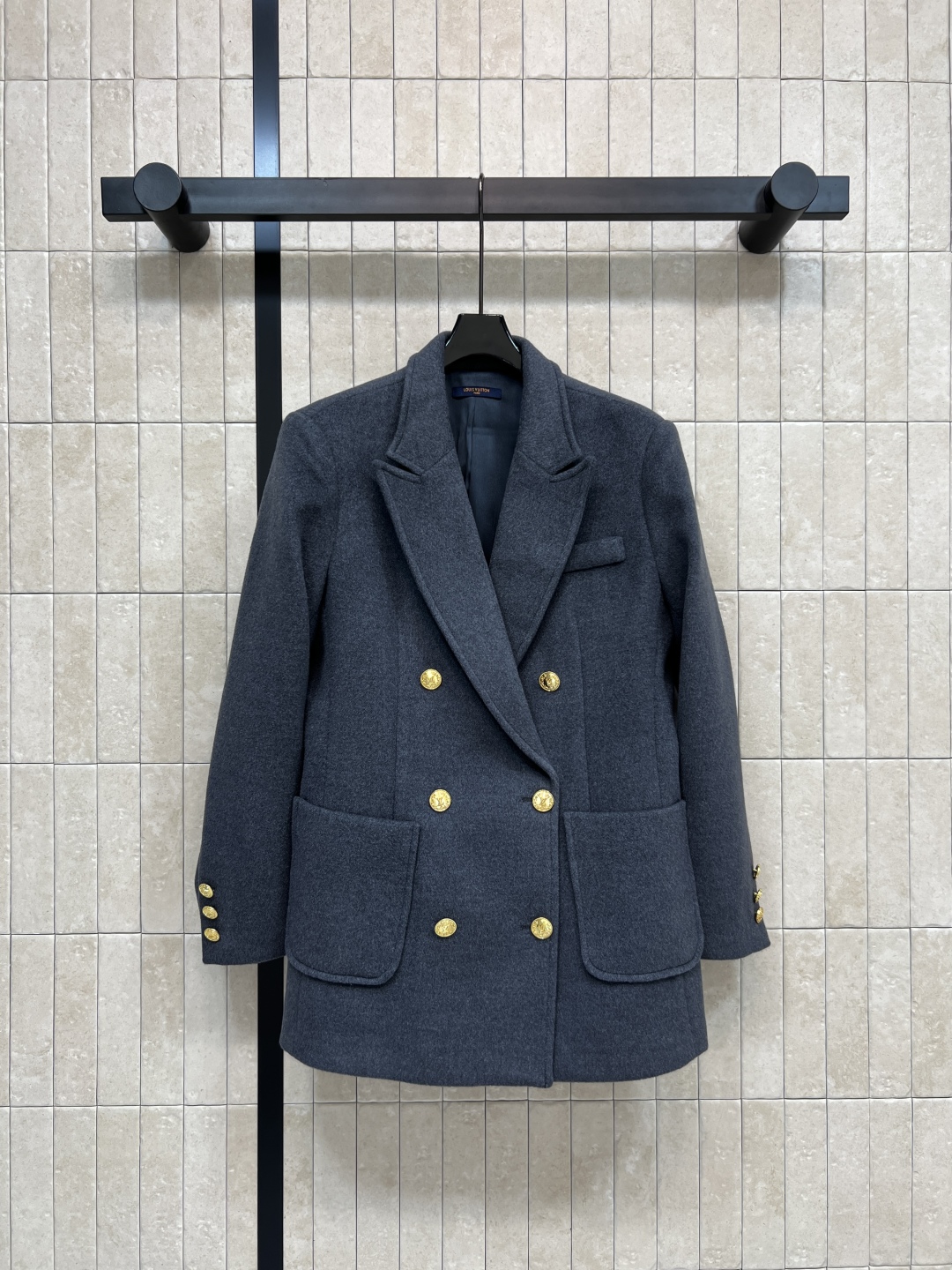 L家 25秋冬新款 灰色双排扣毛呢西装外套 采用厚实呢子面料 保暖又有质感 开模定制logo金属纽扣+翻