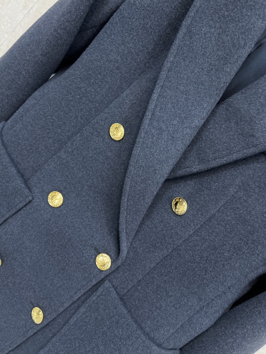 L家 25秋冬新款 灰色双排扣毛呢西装外套 采用厚实呢子面料 保暖又有质感 开模定制logo金属纽扣+翻