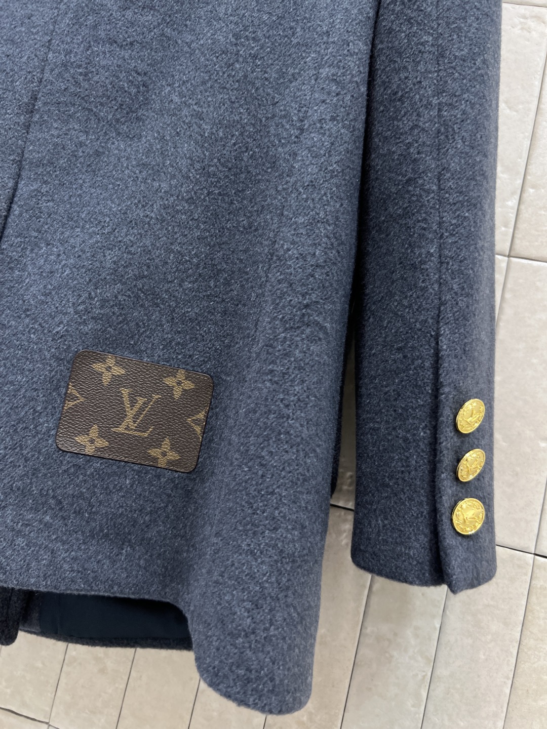 L家 25秋冬新款 灰色双排扣毛呢西装外套 采用厚实呢子面料 保暖又有质感 开模定制logo金属纽扣+翻