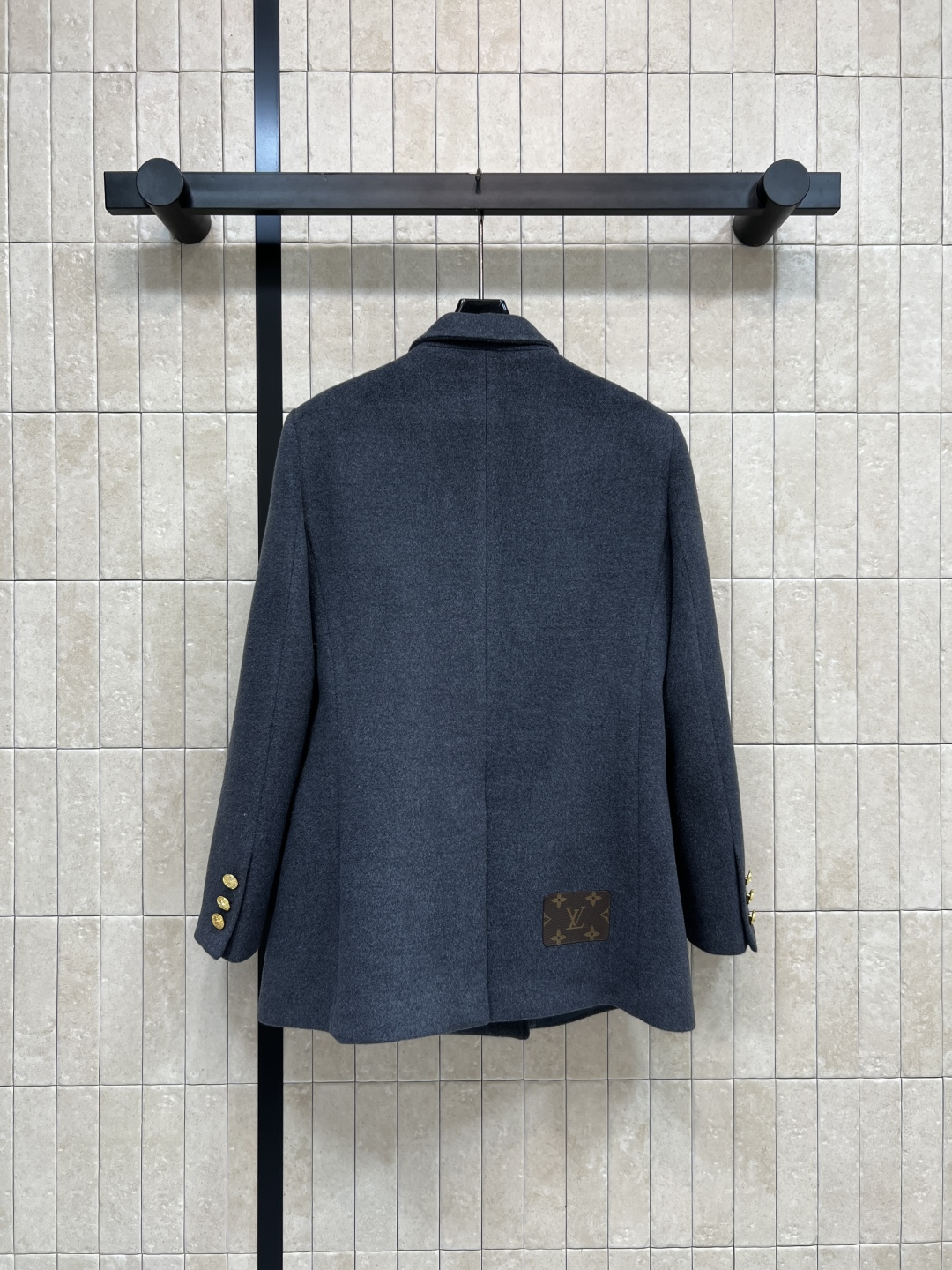 L家 25秋冬新款 灰色双排扣毛呢西装外套 采用厚实呢子面料 保暖又有质感 开模定制logo金属纽扣+翻