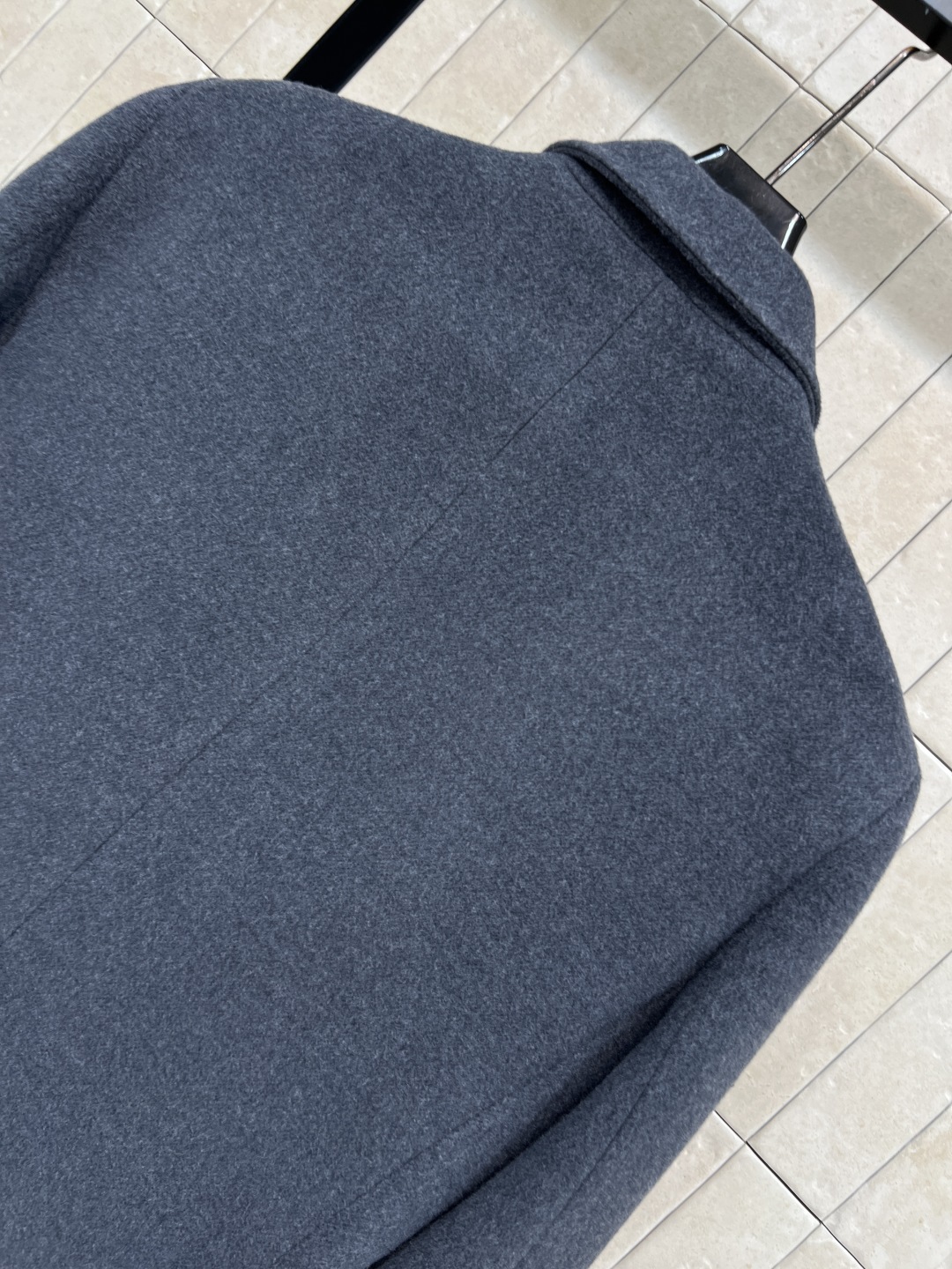 L家 25秋冬新款 灰色双排扣毛呢西装外套 采用厚实呢子面料 保暖又有质感 开模定制logo金属纽扣+翻