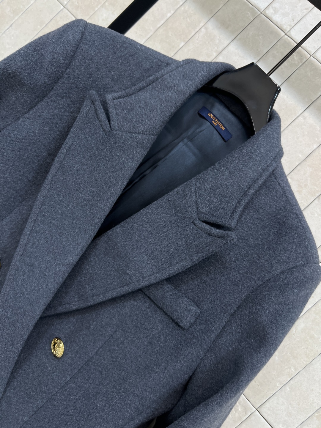 L家 25秋冬新款 灰色双排扣毛呢西装外套 采用厚实呢子面料 保暖又有质感 开模定制logo金属纽扣+翻