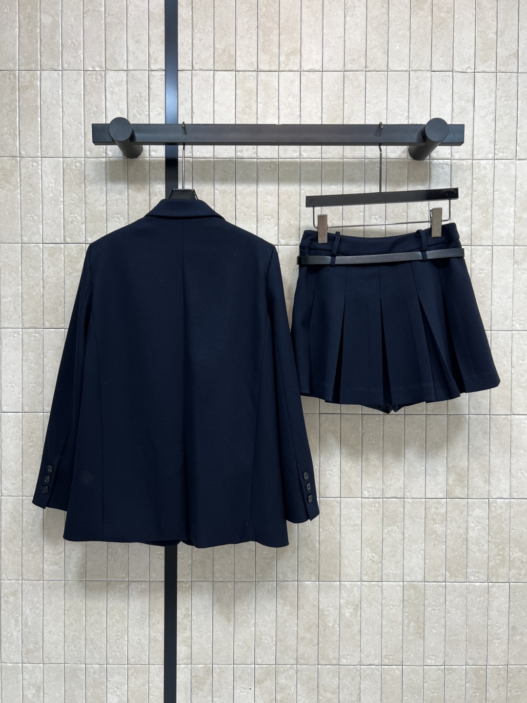 小香家 25秋冬新款 深蓝色西装外套+高腰百褶短裙 胸前双C刺绣Logo徽标 简约又精致 一套上身瞬间有