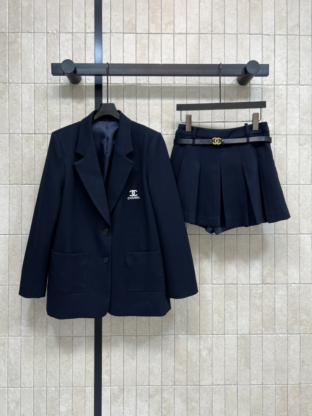 小香家 25秋冬新款 深蓝色西装外套+高腰百褶短裙 胸前双C刺绣Logo徽标 简约又精致 一套上身瞬间有