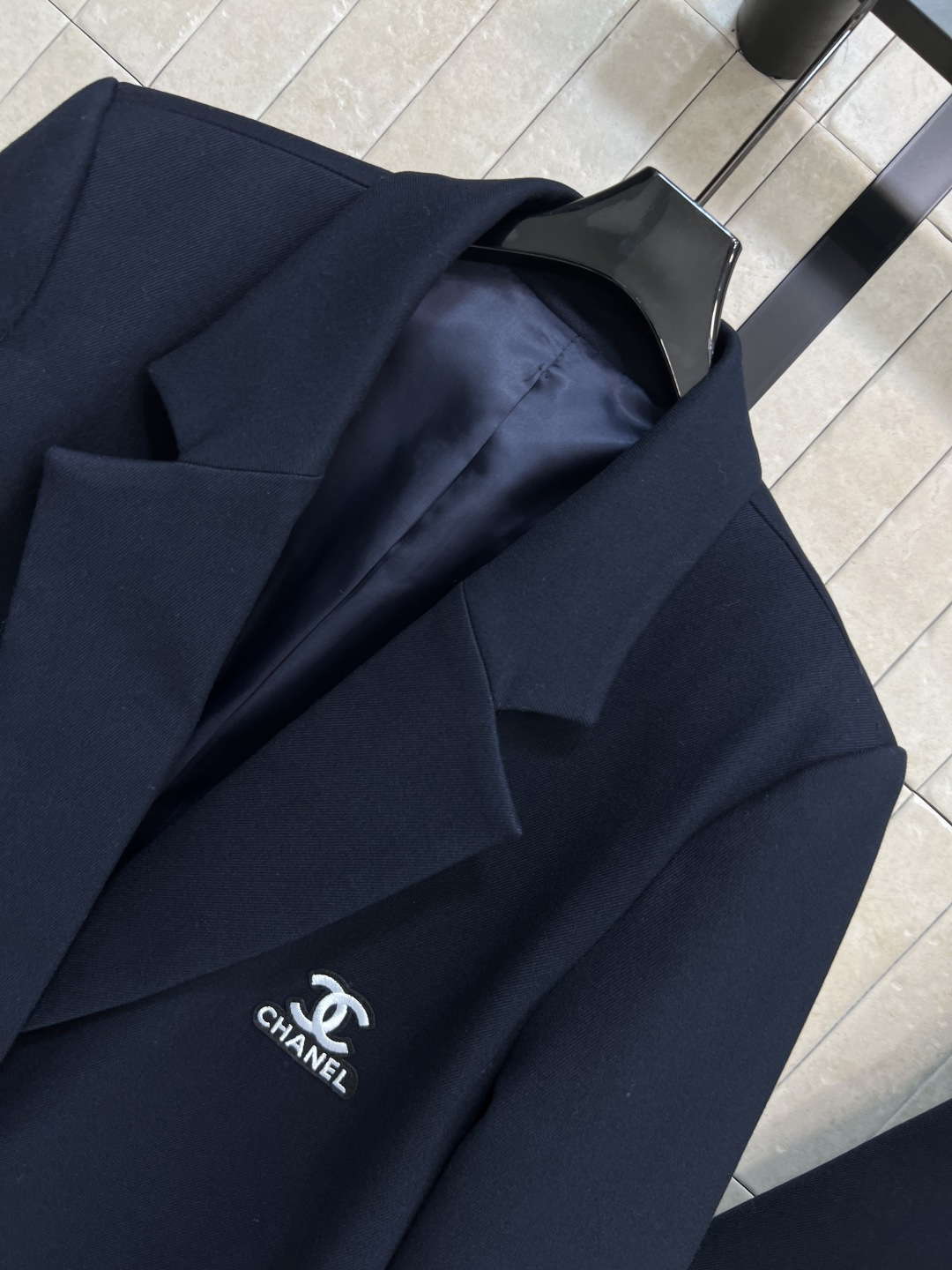 小香家 25秋冬新款 深蓝色西装外套+高腰百褶短裙 胸前双C刺绣Logo徽标 简约又精致 一套上身瞬间有