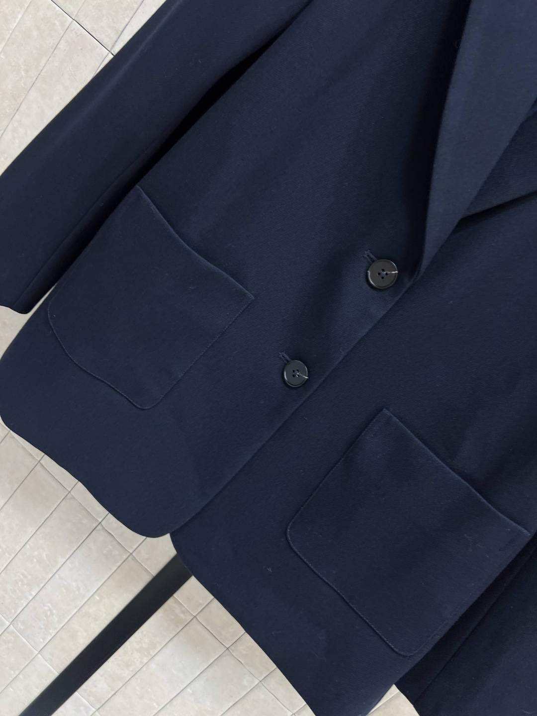 小香家 25秋冬新款 深蓝色西装外套+高腰百褶短裙 胸前双C刺绣Logo徽标 简约又精致 一套上身瞬间有