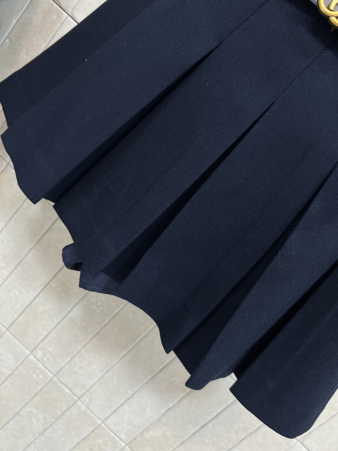 小香家 25秋冬新款 深蓝色西装外套+高腰百褶短裙 胸前双C刺绣Logo徽标 简约又精致 一套上身瞬间有