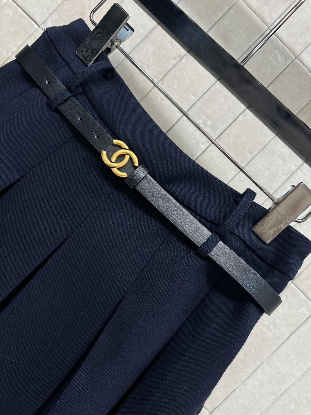 小香家 25秋冬新款 深蓝色西装外套+高腰百褶短裙 胸前双C刺绣Logo徽标 简约又精致 一套上身瞬间有