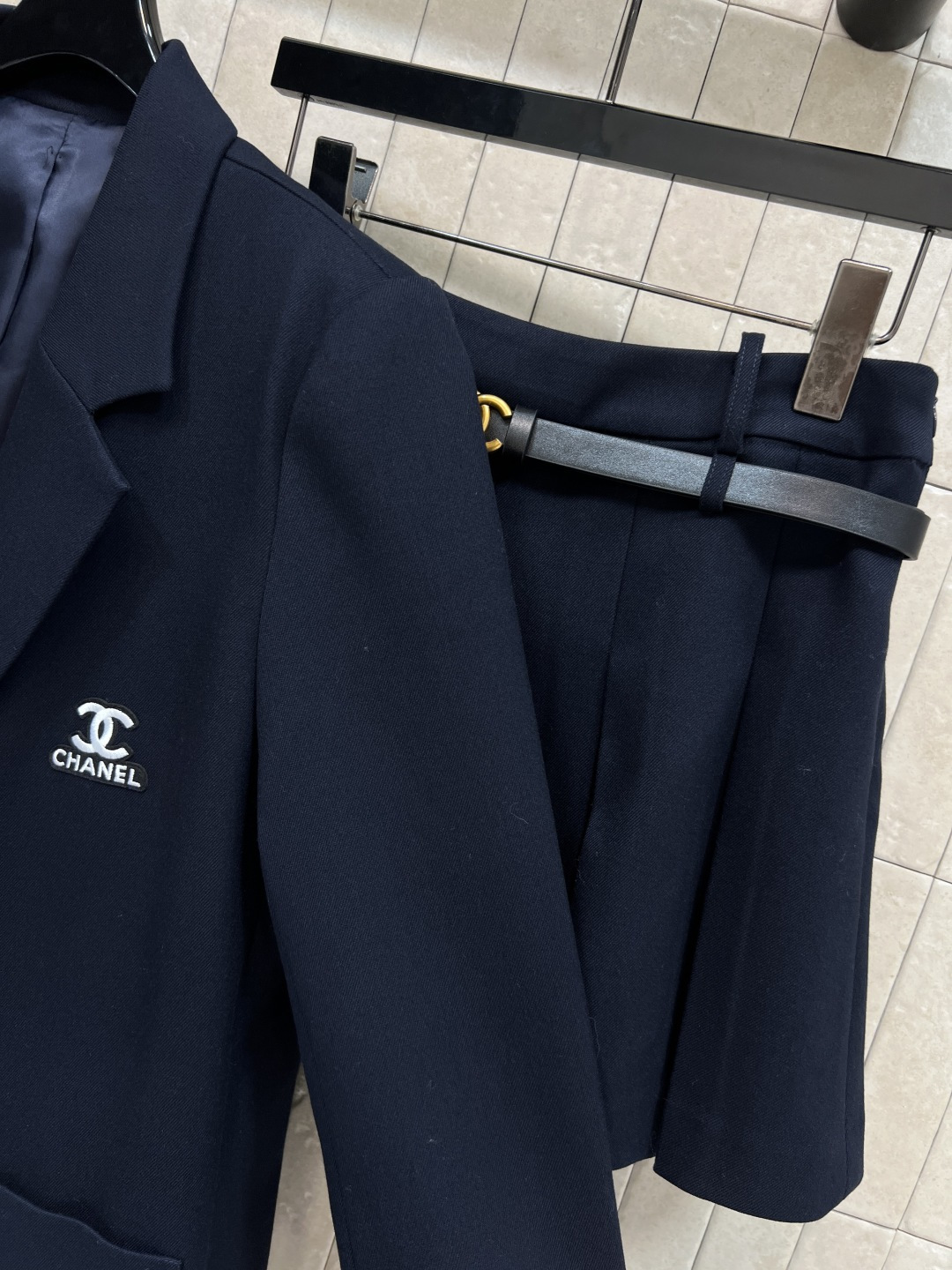 小香家 25秋冬新款 深蓝色西装外套+高腰百褶短裙 胸前双C刺绣Logo徽标 简约又精致 一套上身瞬间有