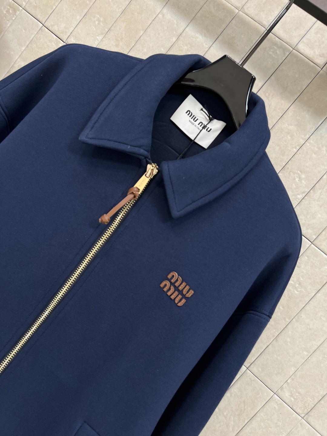 MIu家 25秋冬新款 字母贴布绣空气棉翻领卫衣外套 版型宽松百搭不挑人 彰显减龄青春活力气息 金色Lo