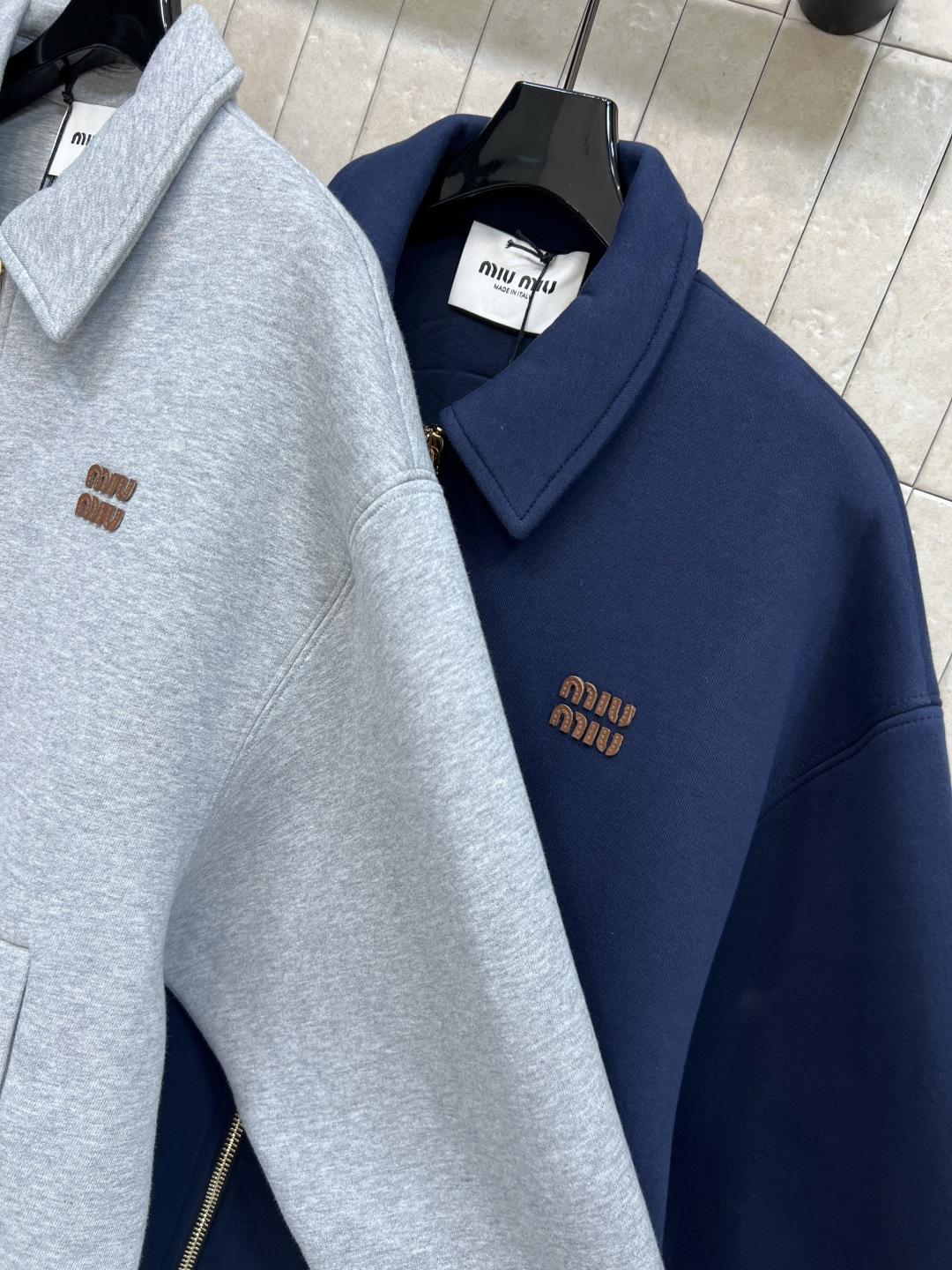 MIu家 25秋冬新款 字母贴布绣空气棉翻领卫衣外套 版型宽松百搭不挑人 彰显减龄青春活力气息 金色Lo