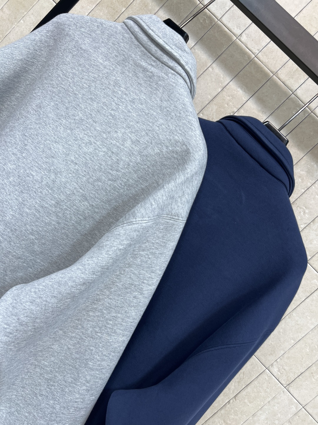 MIu家 25秋冬新款 字母贴布绣空气棉翻领卫衣外套 版型宽松百搭不挑人 彰显减龄青春活力气息 金色Lo