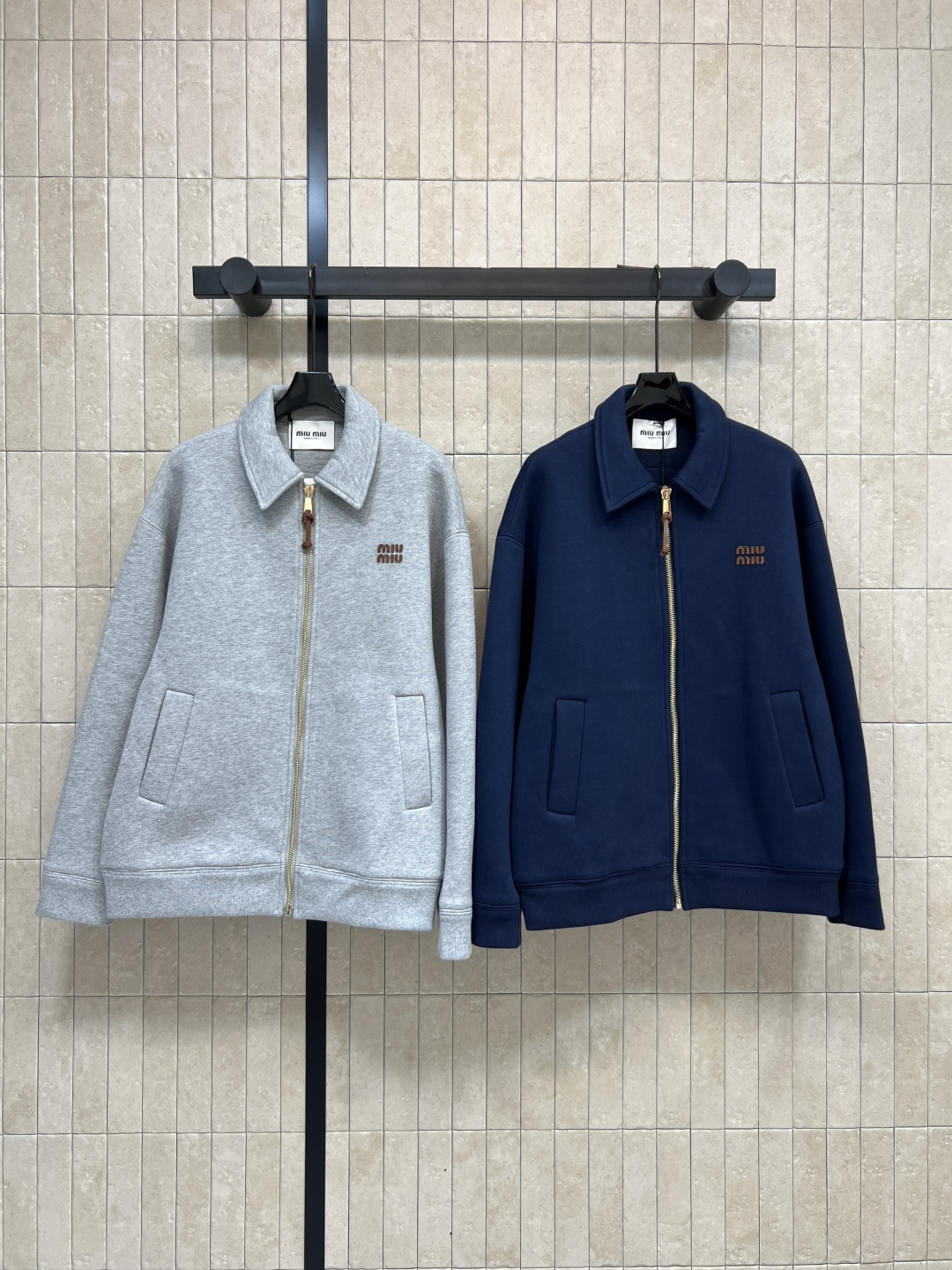 NO:576278,MIu Home 25 new autumn and winter style letter patch embroidered air cotton lapel sweatshirt jacket. The version is loose, versatile and not picky. It shows the youthful vitality of age reduction. Gold logo zipper. Letter patch logo embellishment on the chest. Simple and advanced solid color, durable and wearable. Every detail can withstand scrutiny. Pure cotton fabric. Comfortable and skin-friendly. Recommended for daily leisure. Two colors and three codes. Size/S-M-L,,miumiu,hoodie,sweatshirts,jackets &  coats,alexander wang19860909MIu家 25秋冬新款 字母贴布绣空气棉翻领卫衣外套 版型宽松百搭不挑人 彰显减龄青春活力气息 金色Logo拉链 胸前字母贴布Logo点缀 简约高级的纯色耐看实穿 每一处细节都经得起推敲 纯棉面料 舒适亲肤 日常休闲推荐 两色三码Size/S-M-L,,miumiu,hoodie,sweatshirts,jackets & coats,alexander wang,Women's clothing